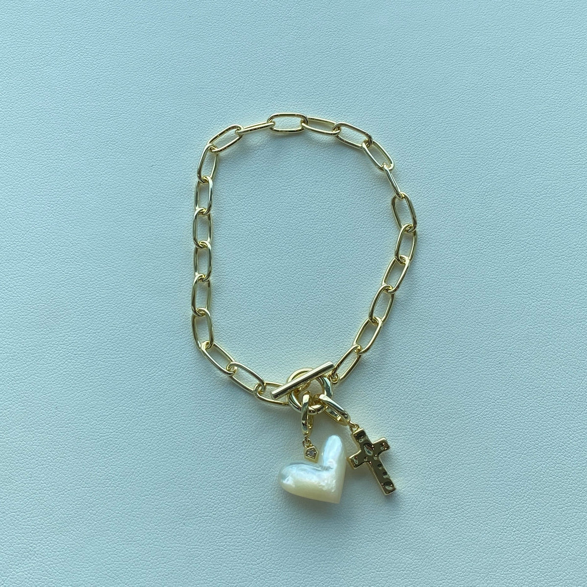 KAYDA TOGGLE LINK AND CHAIN CHARM BRACELET